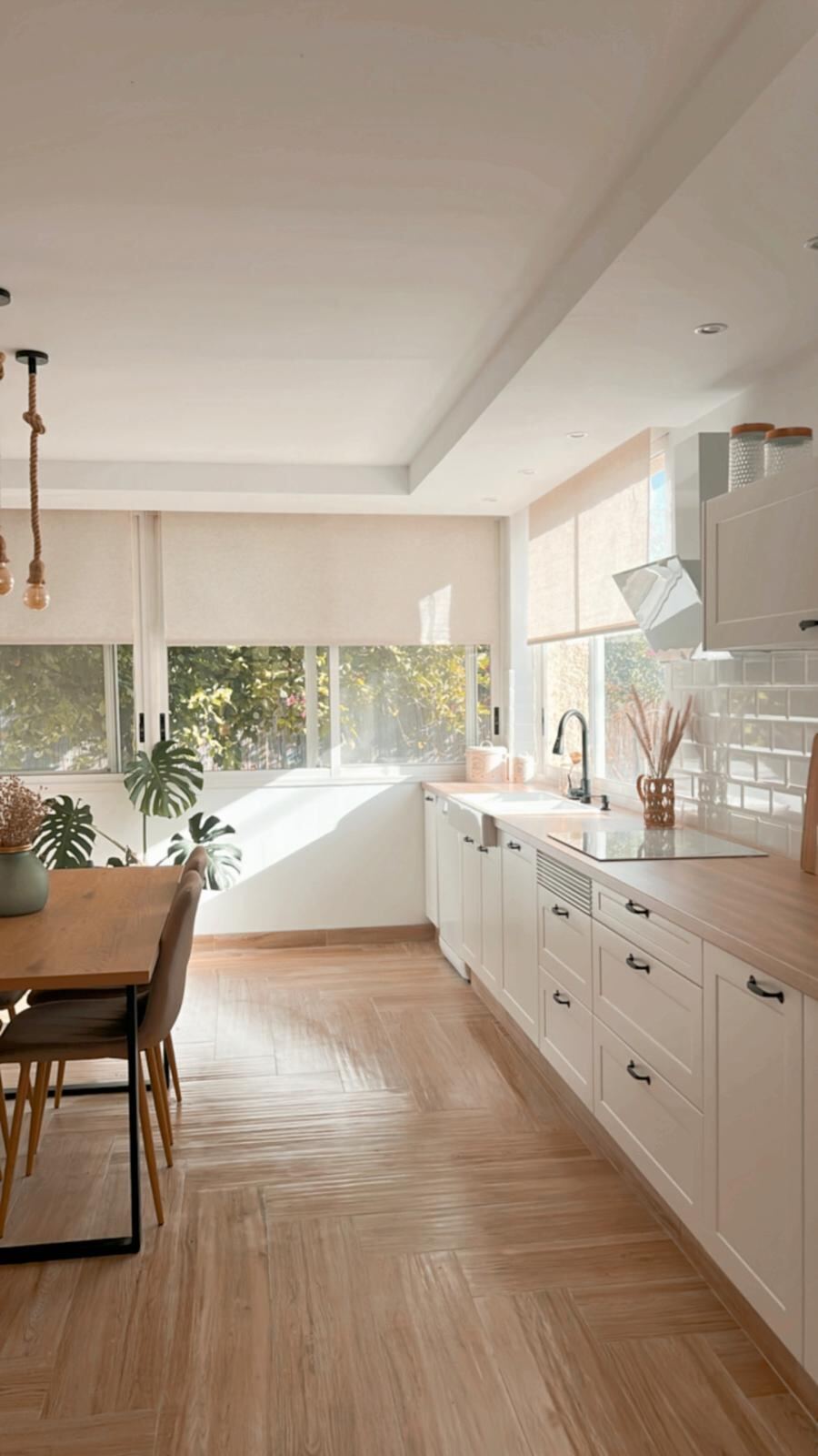 Reforma integral de cocina en San Juan de Alicante, acabado en blanco con encimera de madera