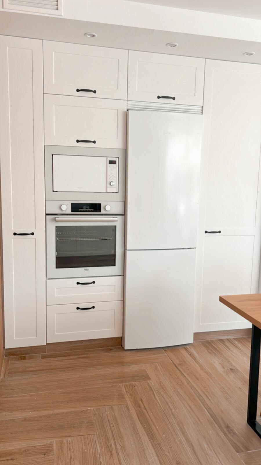Zona de comedor junto a la cocina reformada
