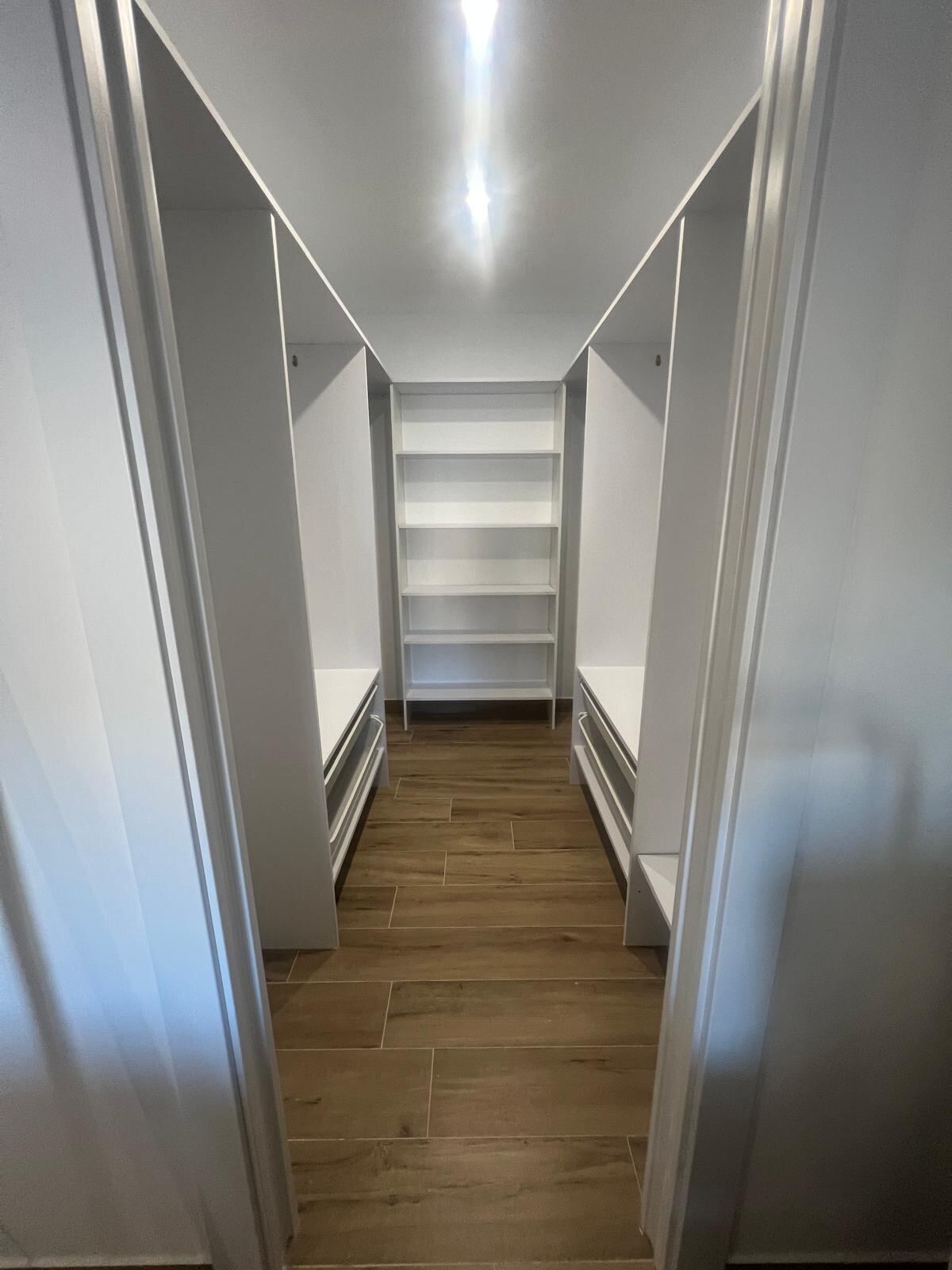 Vestidor a medida recién instalado, sin amueblar