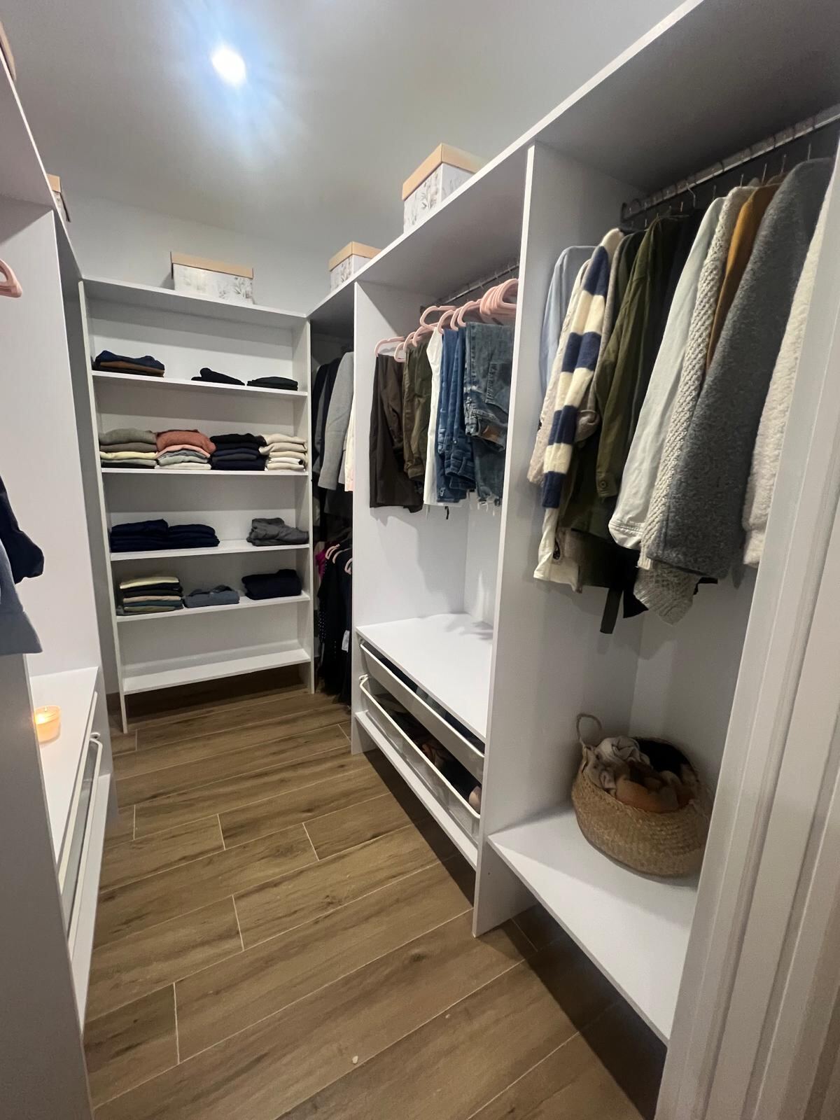 Vestidor a medida con armarios y estanterías en blanco